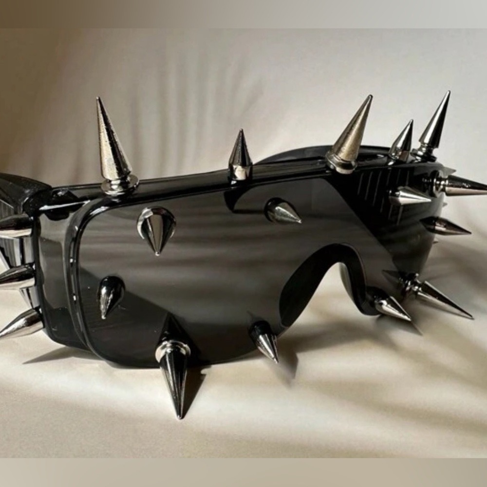 Spiked decor glasses